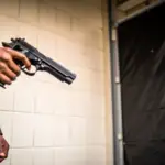 Mulher é morta a tiros dentro de casa em Cáceres