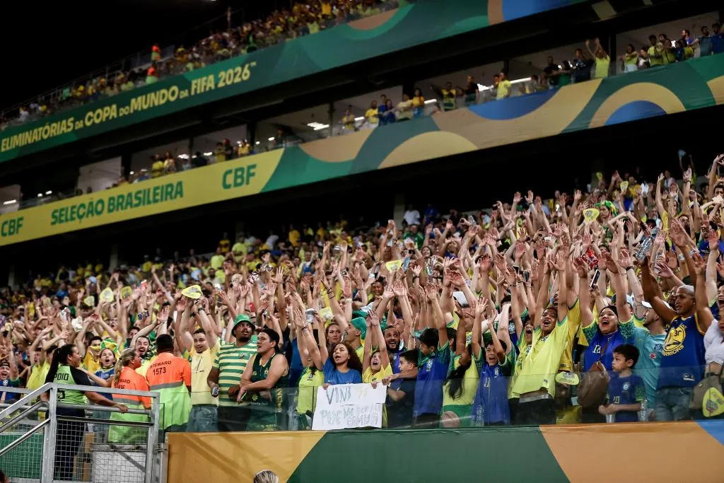 Estádio de futebol cheio para jogo feminino
