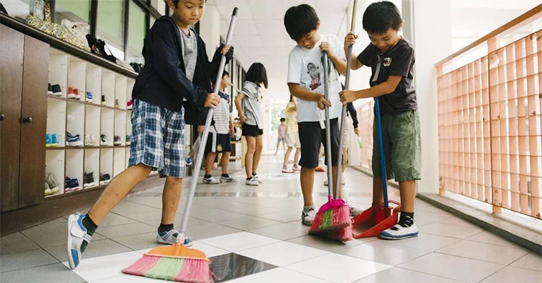 Limpeza nas escolas no Japão