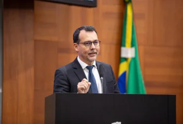 Ludio dando discurso em palanque para a ALMT