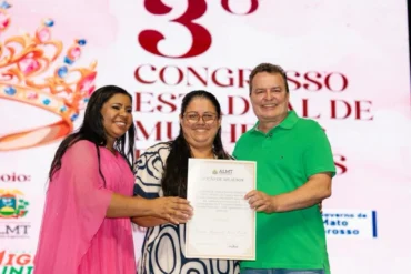 Foto de mulheres recebendo Moções de Aplausos no congresso estadual