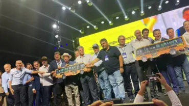 Educação avança com entrega de 300 ônibus escolares