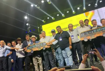 Educação avança com entrega de 300 ônibus escolares