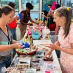 Mulheres atendidas pelas unidades do Cras fazem exposição de artesanato de páscoa no Paço Municipal