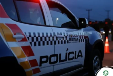 Viatura da PM de Mato Grosso trafegando à noite
