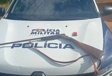 Espingarda do elemento em cima de viatura - Foto: PM