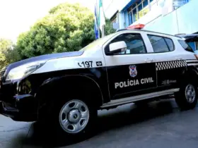 viatura da polícia civil estacionada