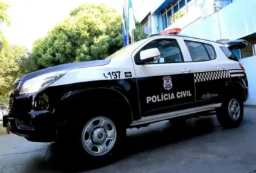 viatura da polícia civil estacionada
