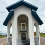 Homem ataca imagem de Nossa Senhora com machado e é autuado por vilipêndio em Jauru