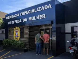 Viatura da Polícia Civil de Mato Grosso estacionada em frente à Delegacia Especializada de Defesa da Mulher (DEDM), representando a prisão por descumprimento de medida protetiva em Pontal do Araguaia.
