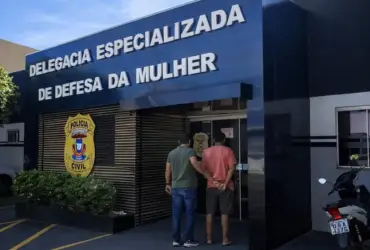 Viatura da Polícia Civil de Mato Grosso estacionada em frente à Delegacia Especializada de Defesa da Mulher (DEDM), representando a prisão por descumprimento de medida protetiva em Pontal do Araguaia.