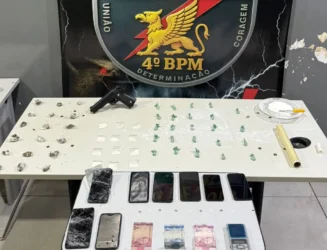 Objetos apreendidos com os faccionados, armas, drogas, celulares e dinheiro
