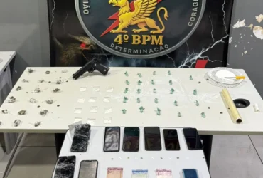 Objetos apreendidos com os faccionados, armas, drogas, celulares e dinheiro