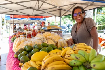 Feira da Agricultura Familiar na Praça Alencastro completa 10ª edição com produtos artesanais e clientela fiel