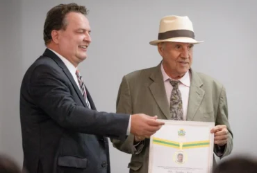 Homenagem marca entrega de comenda a procurador