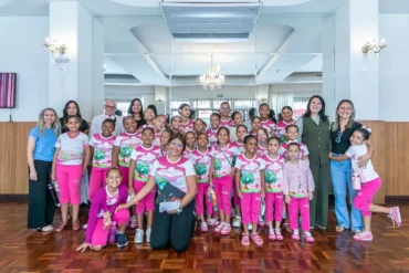 Simininas e alunos da rede municipal participam de atividade cultural no Cine Teatro Cuiabá