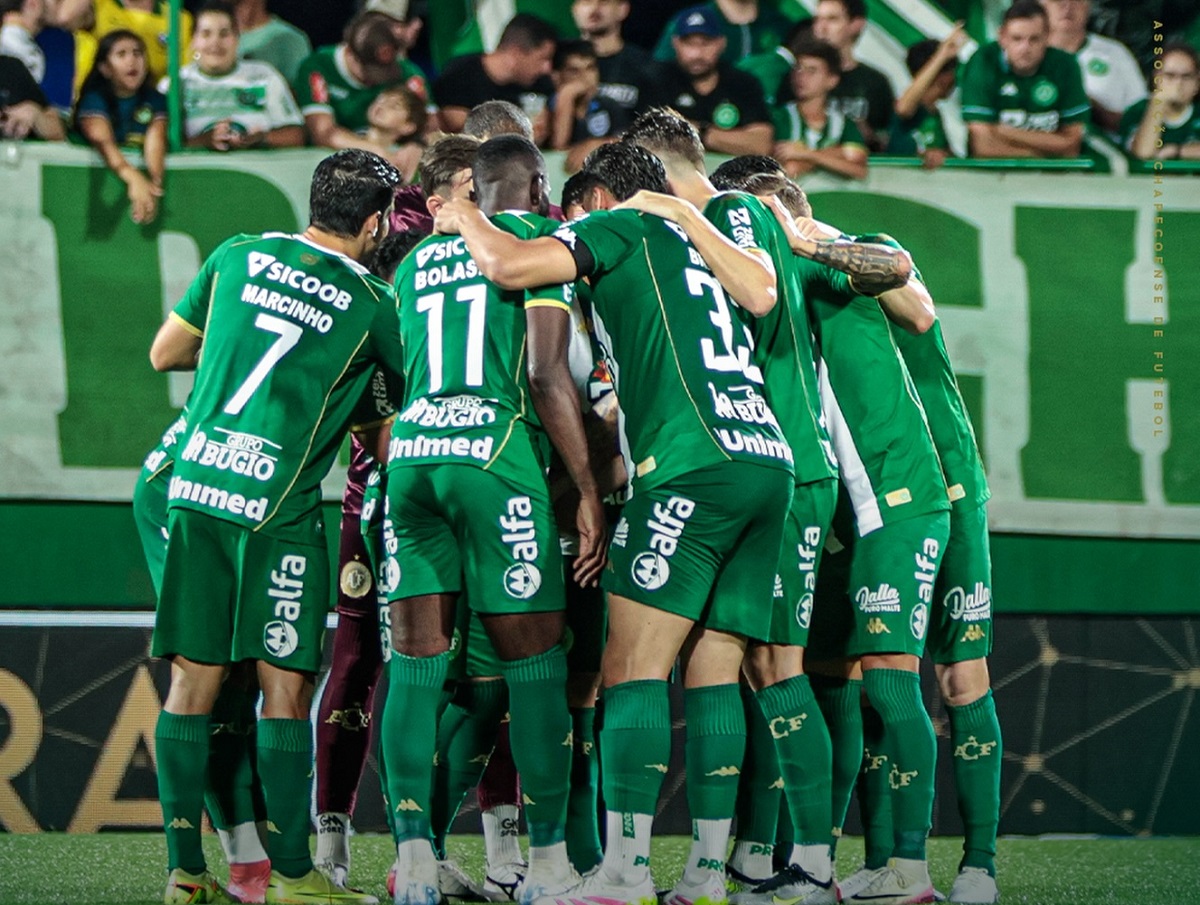 Internacional x Chapecoense: onde assistir ao vivo, escalações e tudo sobre o duelo no Beira-Rio. Imagem: Rafael Bressan/ACF
