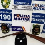 Rotam apreende espingarda e balaclava em esconderijo de facção em Aripuanã