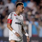 “Não existe”: Neymar se revolta com arbitragem após gol anulado do Santos contra o Cruzeiro