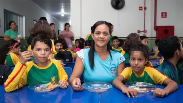 Várzea Grande sanciona lei que autoriza alimentação escolar para profissionais da Educação