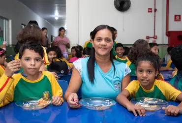 Varzea Grande sanciona lei que autoriza alimentacao escolar para profissionais da Educacao -CenárioMT