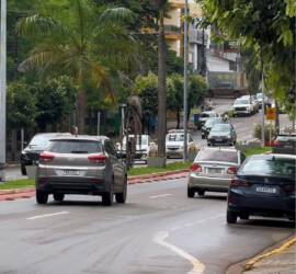 GCM reforça que moto é para duas pessoas e alerta sobre risco e multa gravíssima em Lucas do Rio Verde