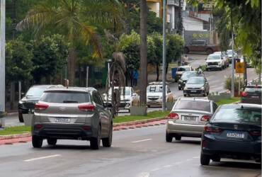 GCM reforça que moto é para duas pessoas e alerta sobre risco e multa gravíssima em Lucas do Rio Verde