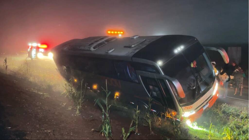 Veículo que retornava de Cuiabá ficou parado às margens da rodovia e passageiros precisaram ser retirados com apoio do Corpo de Bombeiros e equipe de resgate da concessionária