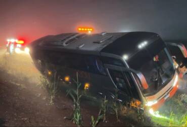 Veículo que retornava de Cuiabá ficou parado às margens da rodovia e passageiros precisaram ser retirados com apoio do Corpo de Bombeiros e equipe de resgate da concessionária