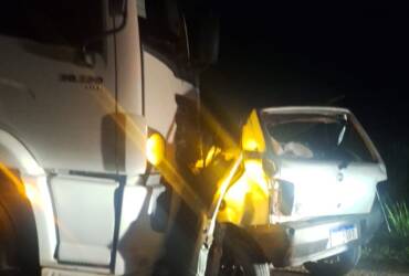 Motorista morre após carro invadir pista contrária e bater de frente com caminhão em rodovia de MT