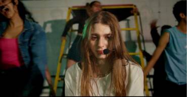 A peça aborda temas atuais e sensíveis, como depressão na adolescência, bulimia, sexualidade, o primeiro beijo e as primeiras decepções amorosas, situações comuns dessa fase da vida.