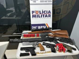 Homem é preso após agredir esposa grávida e manter arsenal de armas em casa em Nova Mutum