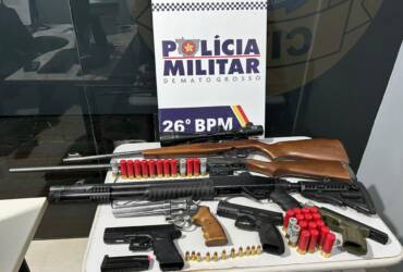 Homem é preso após agredir esposa grávida e manter arsenal de armas em casa em Nova Mutum