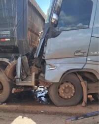 Colisão envolvendo carretas e caminhonetes deixa feridos e bloqueia totalmente o tráfego no km 659