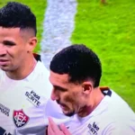 Cena forte: Lateral Marlon, do Grêmio, sofre grave lesão contra o Vitória e sai de ambulância; Leão manifesta apoio