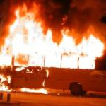 Micro-ônibus pega fogo de madrugada e assusta moradores em Poconé