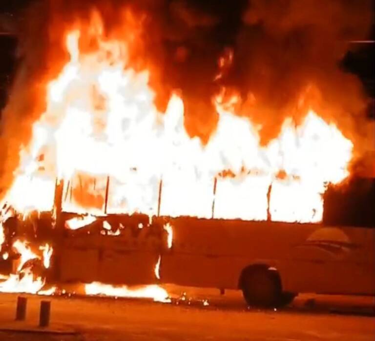 Micro-ônibus pega fogo de madrugada e assusta moradores em Poconé