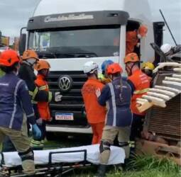 Colisão próxima à ponte do Rio Lira bloqueou totalmente a rodovia e mobilizou equipes de resgate na manhã desta quarta-feira (25)