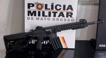 Suspeito com diversas passagens criminais foi abordado em blitz e transportava réplica de arma de alto calibre dentro de veículo