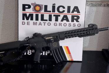 Suspeito com diversas passagens criminais foi abordado em blitz e transportava réplica de arma de alto calibre dentro de veículo