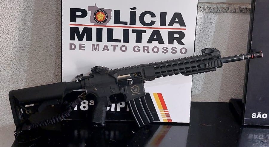 Suspeito com diversas passagens criminais foi abordado em blitz e transportava réplica de arma de alto calibre dentro de veículo