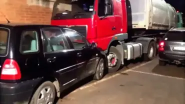 Caminhão parado após acidente