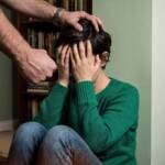 Mulher é brutalmente agredida pelo marido na frente das filhas e termina no hospital