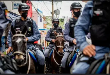 Foto da cavalaria em patrulha