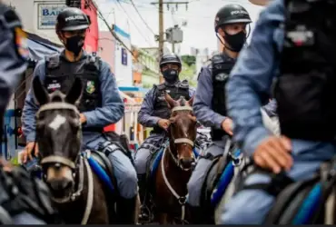 Foto da cavalaria em patrulha