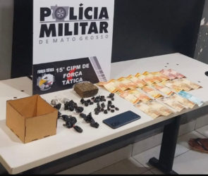 Vinte e duas porções de drogas enfileiradas pela Força Tática da PM
