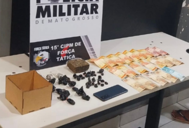 Vinte e duas porções de drogas enfileiradas pela Força Tática da PM