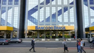 Fachada de agência do Banco do Brasil e anúncio de renegociação de dívidas 2026