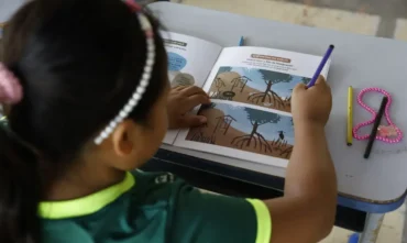 Criança mostra a Lula que aprender a ler abre um mundo mágico