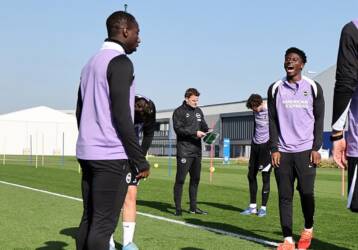 Brighton x Arsenal ao vivo: onde assistir, horário e prováveis escalações da Premier League 2025/26. Imagem: Divulgação Brighton
